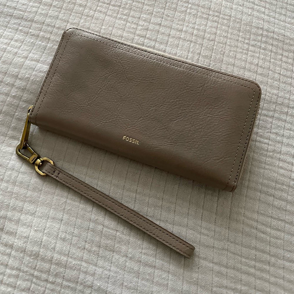 Fossil RFID Logan Zip Around Leather Wallet Wristlet